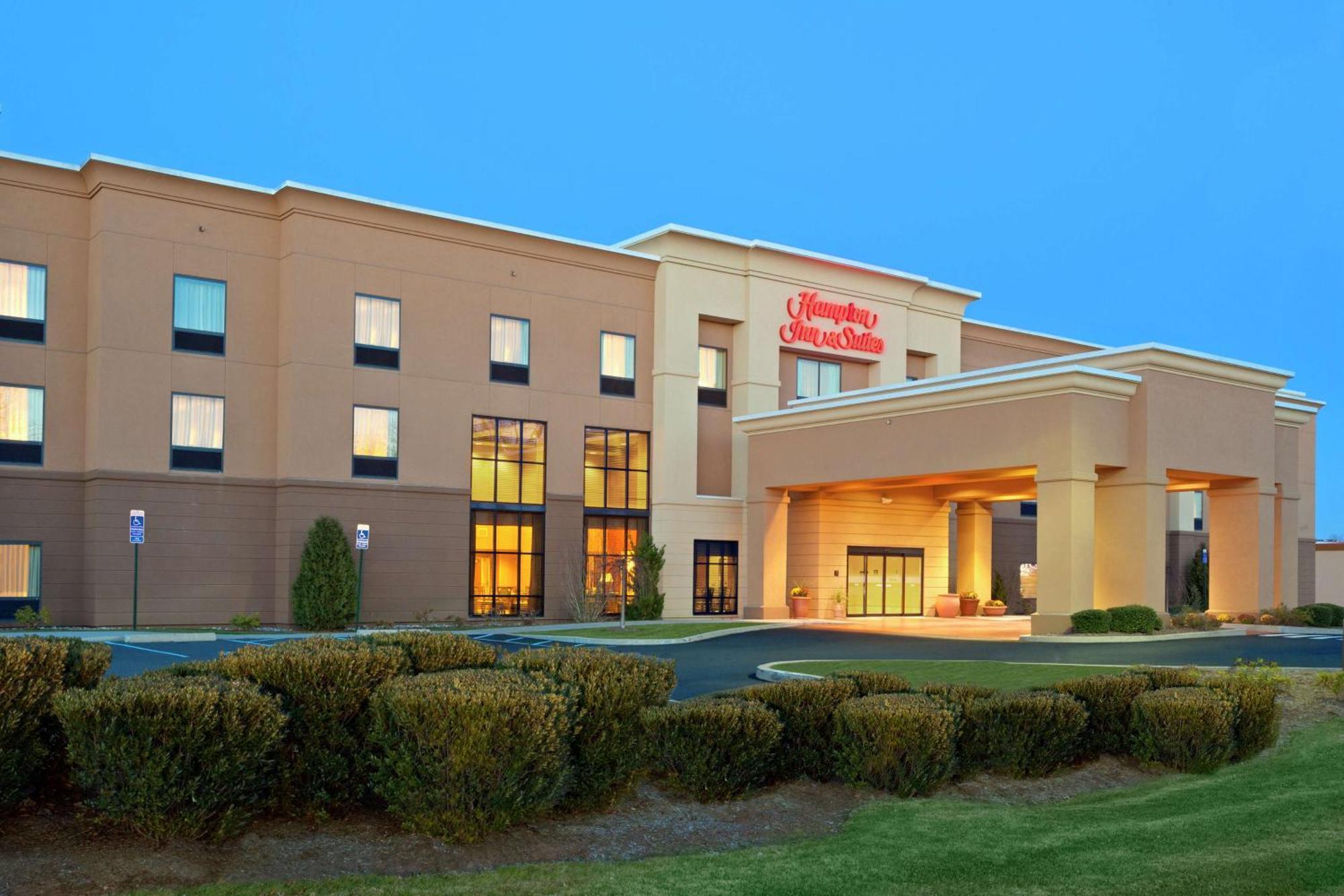 Hampton Inn & Suites Hartford-Манчестър Екстериор снимка