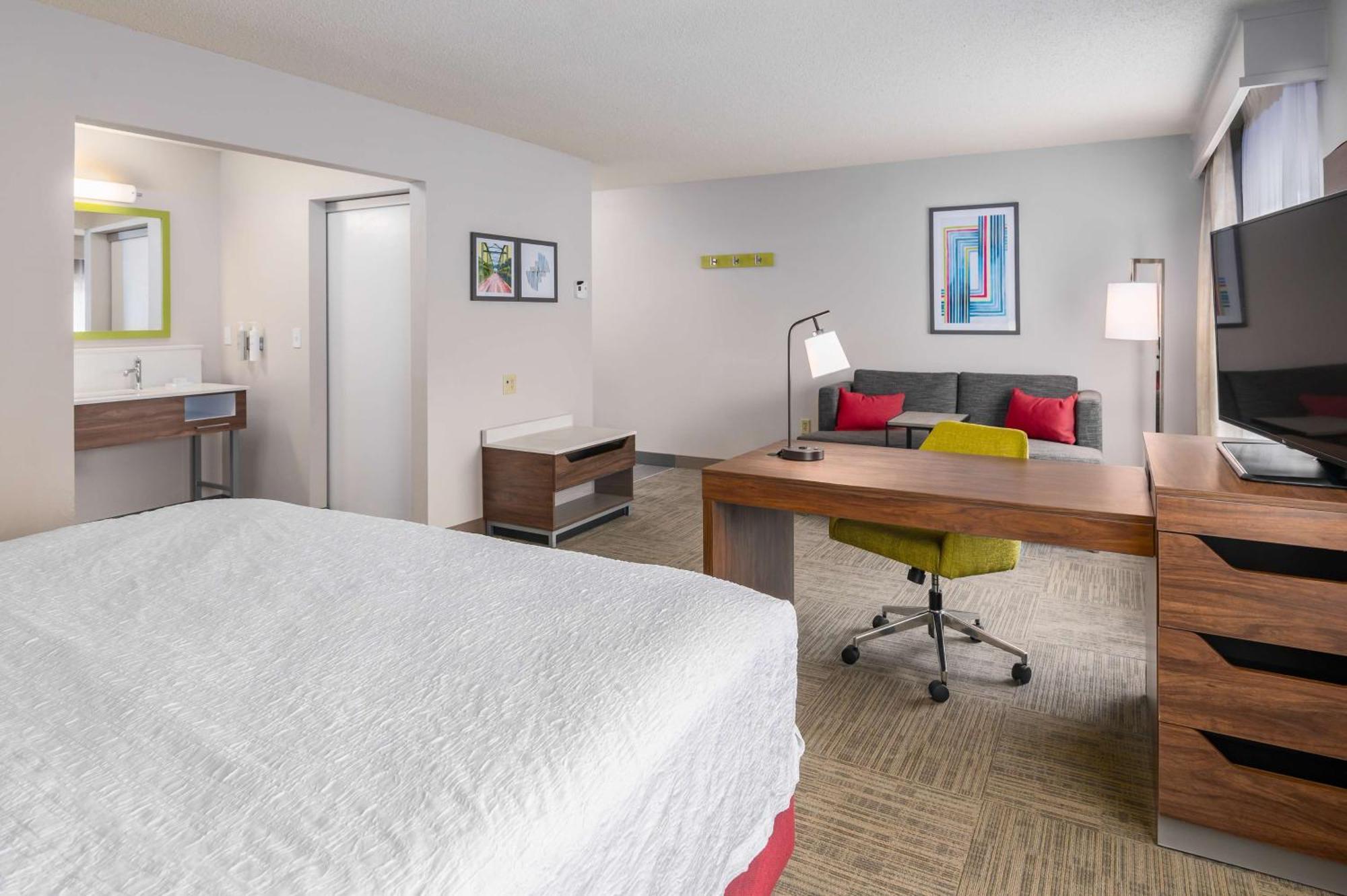 Hampton Inn & Suites Hartford-Манчестър Екстериор снимка