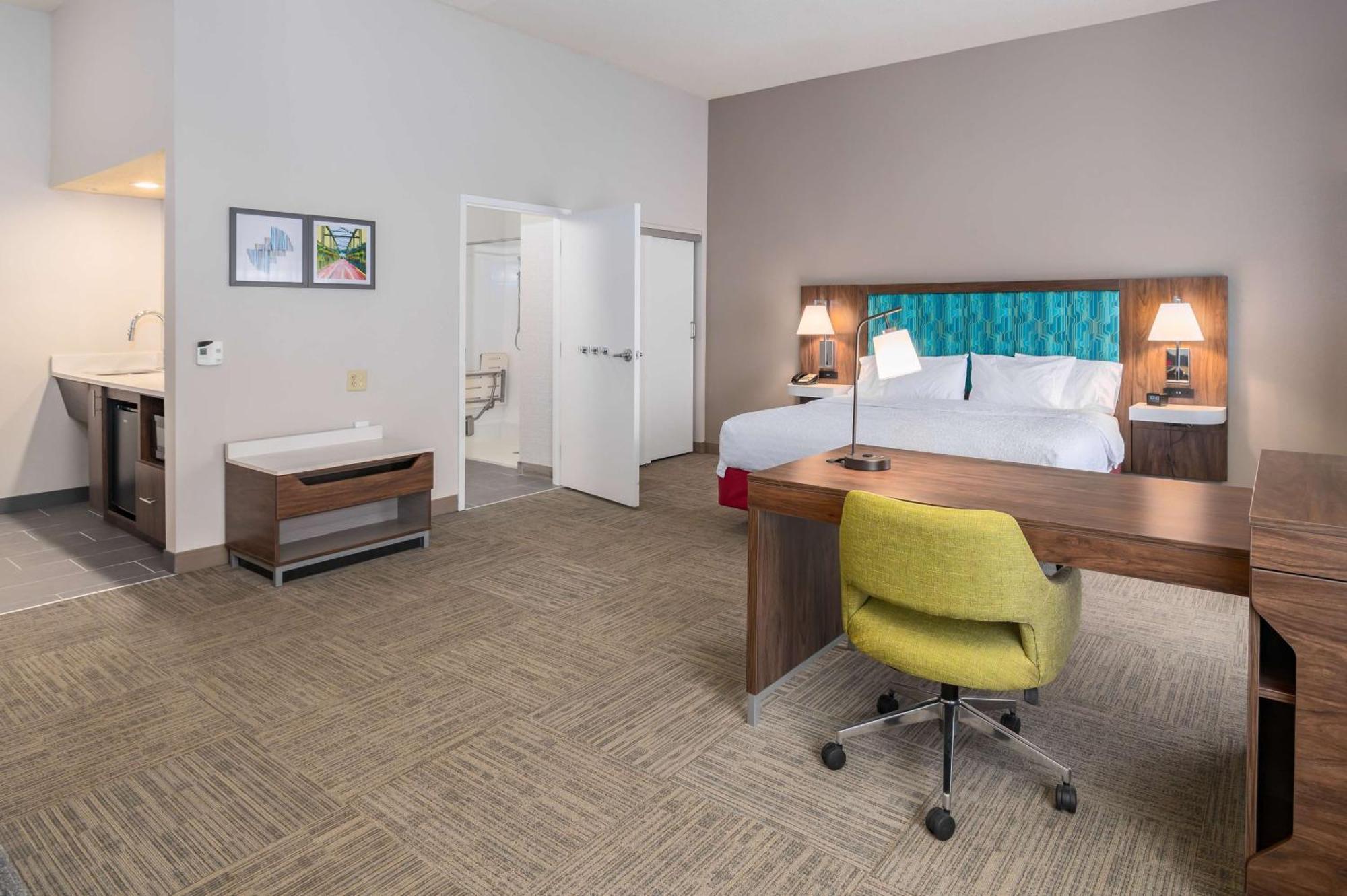 Hampton Inn & Suites Hartford-Манчестър Екстериор снимка