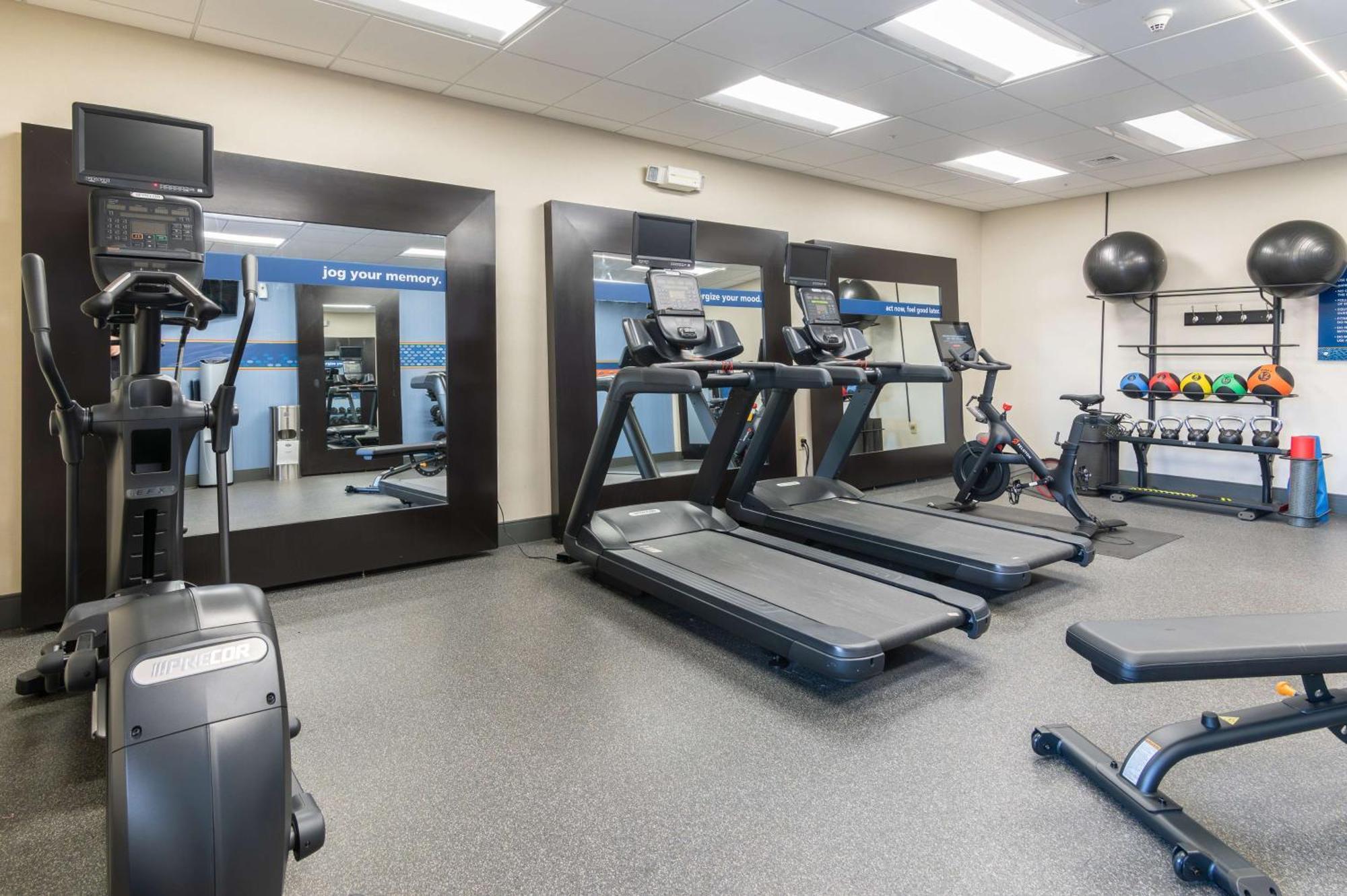 Hampton Inn & Suites Hartford-Манчестър Екстериор снимка