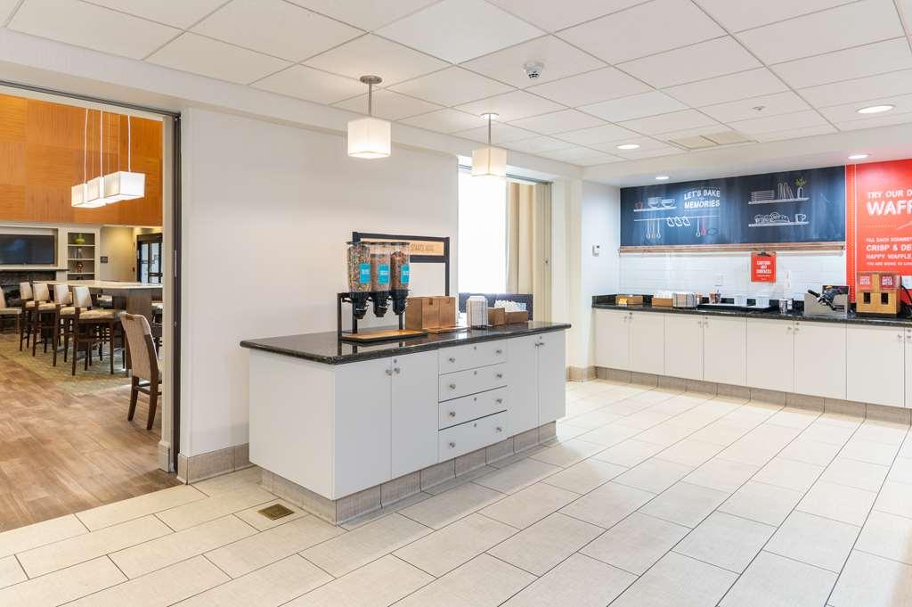 Hampton Inn & Suites Hartford-Манчестър Ресторант снимка