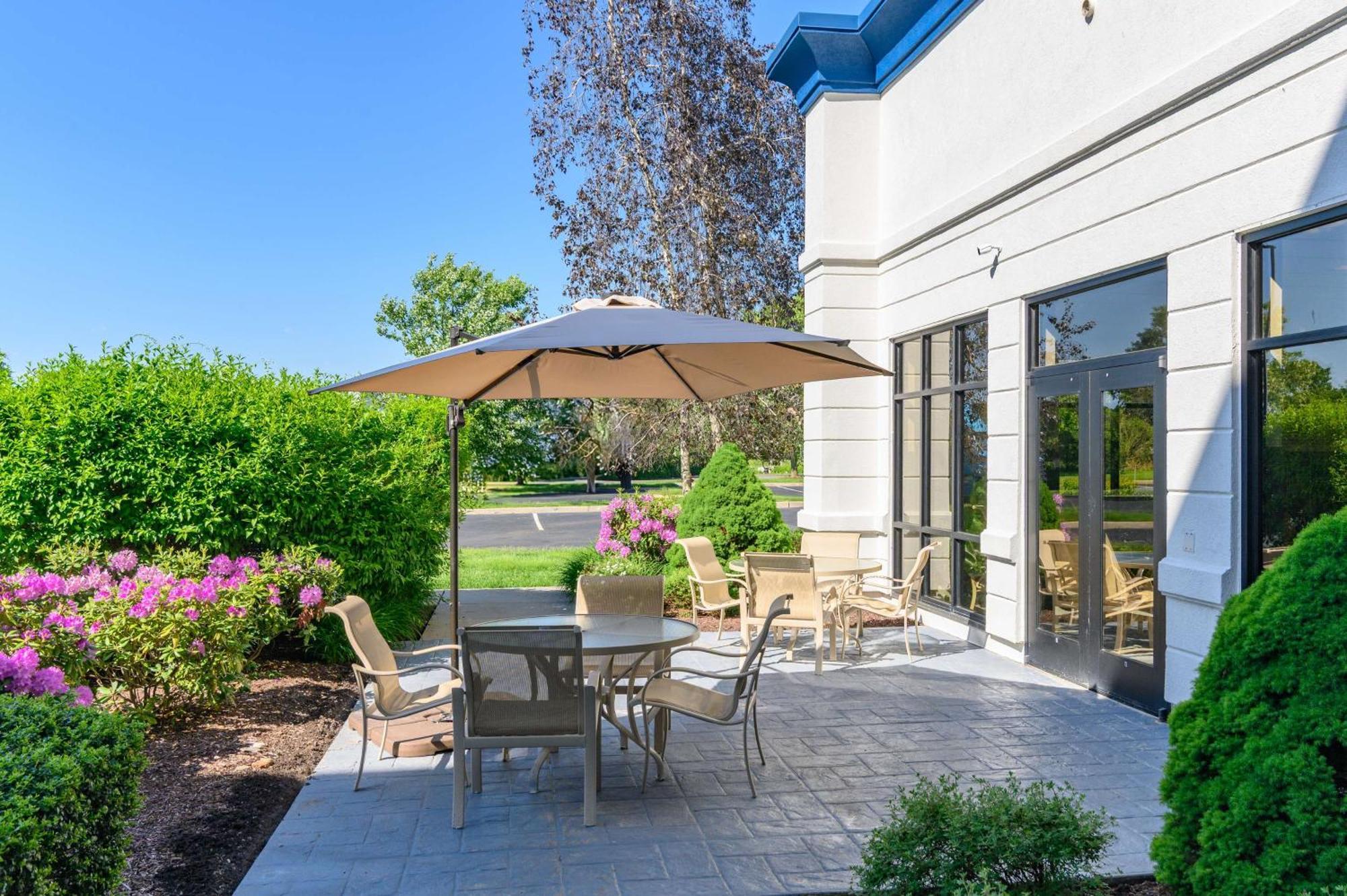Hampton Inn & Suites Hartford-Манчестър Екстериор снимка